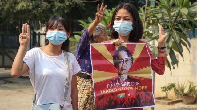 Демонстрантки с протретом Аун Сан Су Чжи