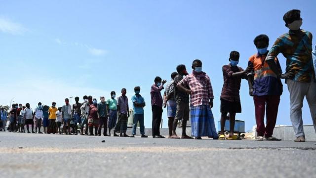 Жители штата Тамилнад в очереди за бесплатной едой