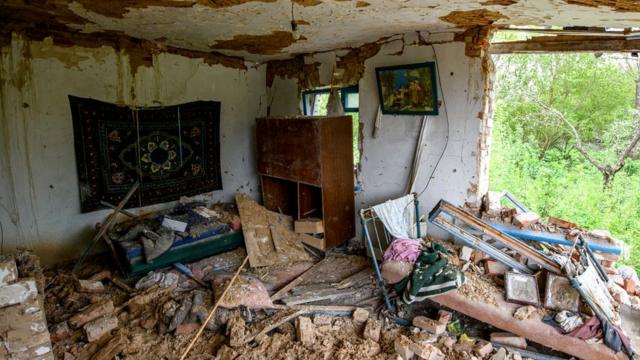 Разрушенная хата в украинском селе