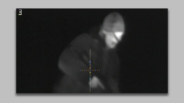 Кадры ночного видения человека с пистолетом, взятые из сообщения о теракте