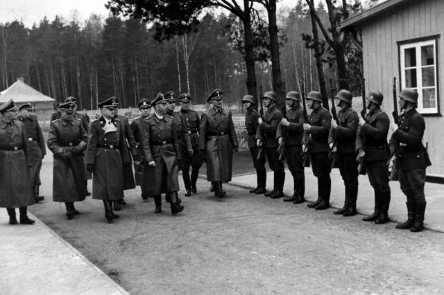 Глава СС Генрих Гиммлер во время посещения Штуттгофа
