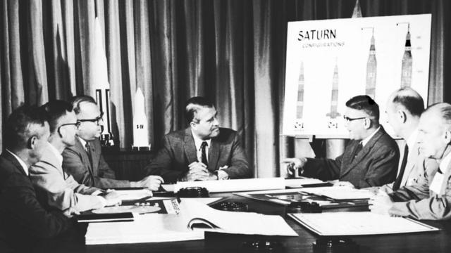 Вернер фон Браун во главе собранной им группы ученых по большей части немецкого происхождения работавших над созданием американской ракеты "Сатурн". Слева направо: Вернер Кёрс, Вальтер Хойсерман, Вильям Мражек, Вернер фон Браун, Дитер Грау, Освальд Ланге и Эрих Нойберт.