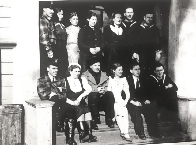 Военнослужащие британской миссии в Архангельске и их подруги, 1942 год