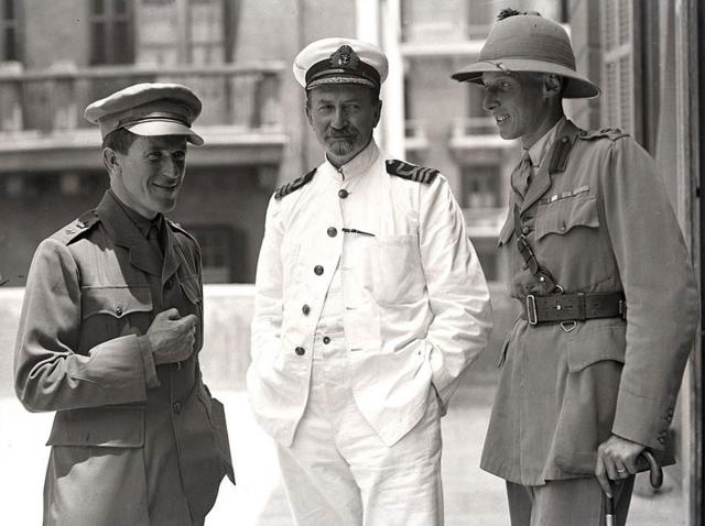Полковник Алан Доуней (справа) в Каире в 1918 году, вместе Томасом Лоуренсом (слева) и археологом Дэвидом Джорджем Хогартом