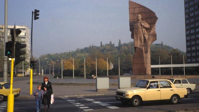 памятник Ленину на Площади Ленина в восточной Германии