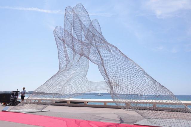 В честь 74-го Каннского кинофестиваля на набережной Круазетт возведена монументальная скульптура "Вместе" итальянского художника Лоренцо Квина