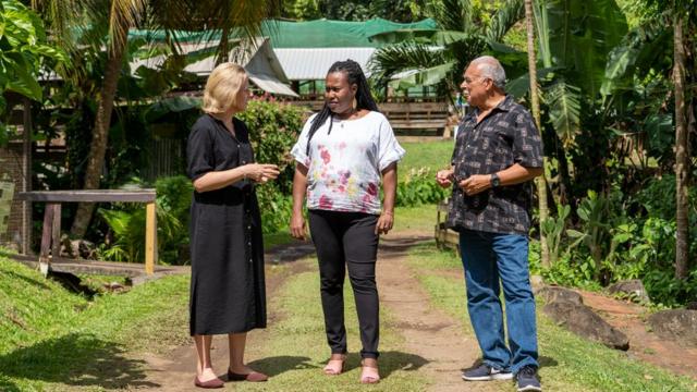 Лора Тревельян (слева) осматривает бывшую рабовладельческую плантацию на Гренаде во время своего визита в 2022 году