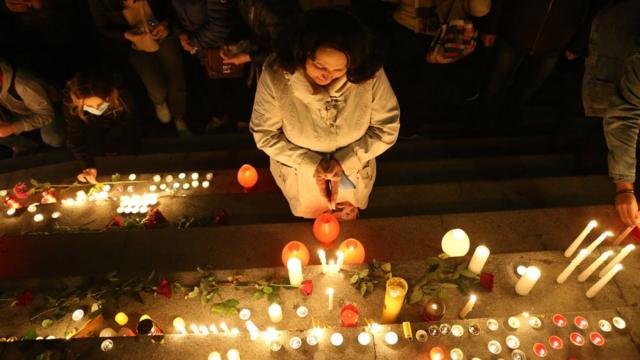 Люди в Ереване зажигают свечи в память о погибших