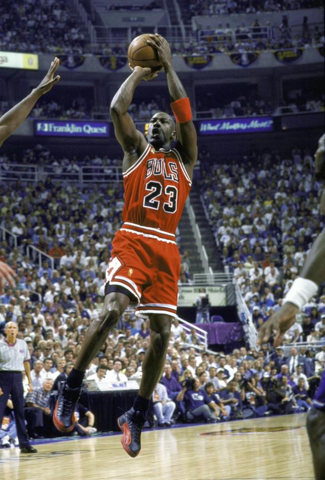Майкл Джордан делает бросок во время четвертой игры финального турнира НБА 1998 года в Солт-Лейк-Сити