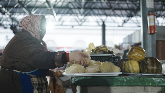 Арбузы и женщина на рынке в Кишиневе