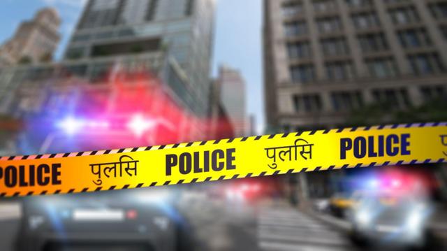 Полицейская лента с надписями на английском и хинди