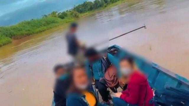 Neel, một nạn nhân người Ấn Độ, được chính quyền Thái Lan giải cứu và đưa qua sông đến nơi an toàn