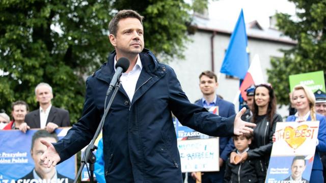 Рафал Тшасковский выступает на митинге в Уршулине 23 июня