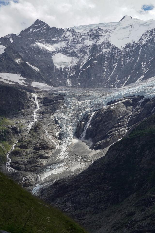 Вид на ледник и долину.