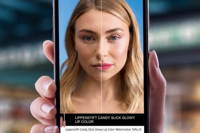 Германский магазин DM предлагает клиенткам программу, которая позволяет примерять новый макияж в виртуальном мире