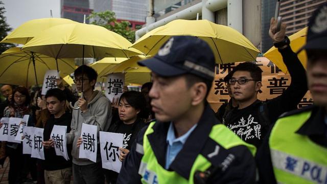 Протестующие с желтыми зонтами