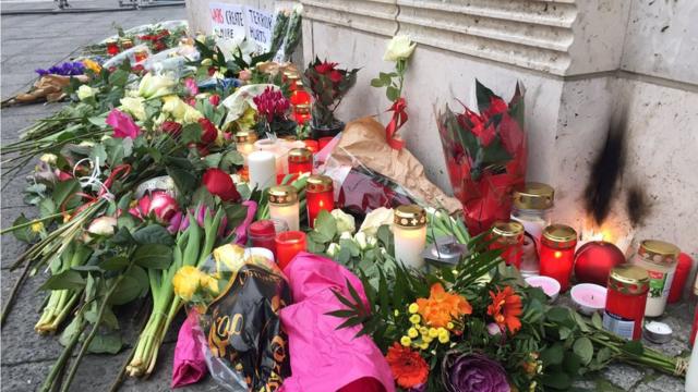 Цветы и свечи на месте трагедии в центре Берлина