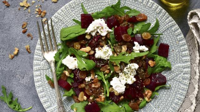 Салат из свеклы, брынзы и рукколы с изюмом и орехами