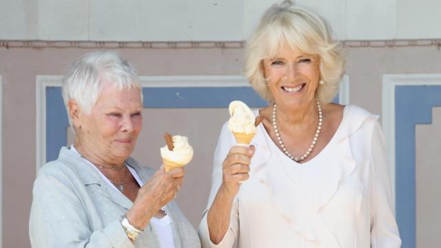 Джуди Денч и Камилла едят мороженое и смеются