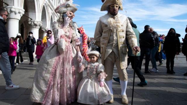 Семья в костюмах XVIII века
