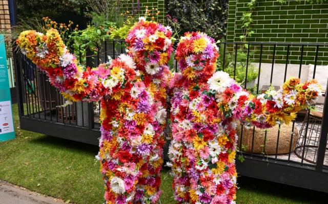 Люди в костюмах, сделанных из цветов