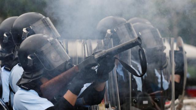 полицейские в Гонконге применяют газб 12 июня 2019