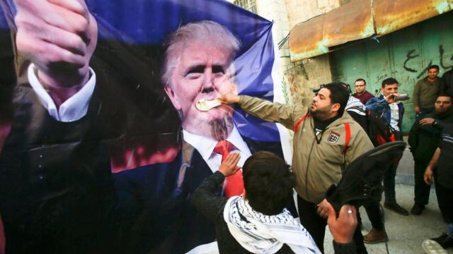 Палестинцы в Хевроне и плакат с изображением Трампа 24 февраля 2017 года