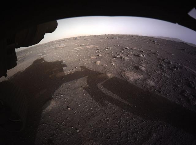 Первая цветная фотография Марса в высоком разрешении, которую ровер прислал на Землю