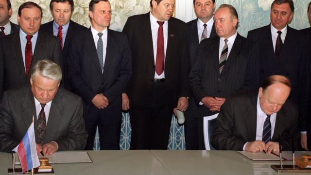 Борис Ельцин (слева) и Станислав Шушкевич (справа) в процессе подписания Беловежских соглашений