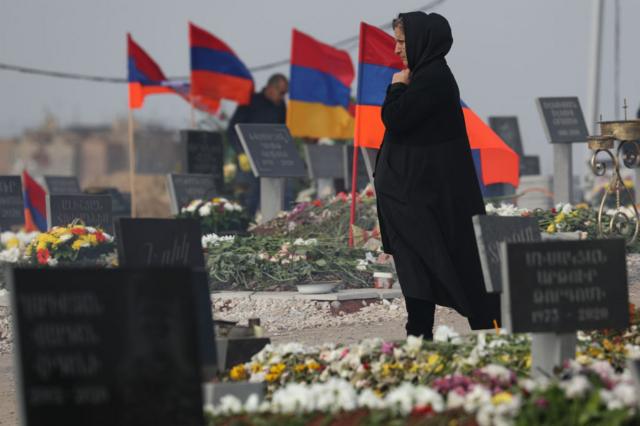 Родственники погибших солдат на кладбище Ераблур в Армении