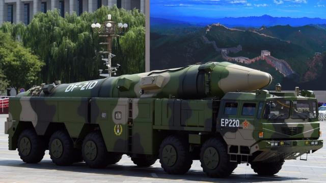 Ракета "Дунфэн-21" на параде в Пекине