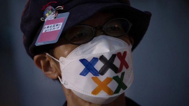 Участник акции протеста против Олимпиады в Токио