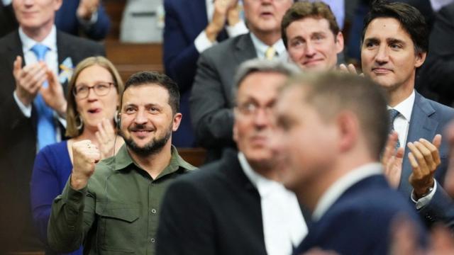 Ukrainian President Volodymyr Zelensky (left) and Canadian Prime Minister Justin Trudeau (right) acknowledge a Canadian-Ukrainian war veteran in the House of Commons in Ottawa, Canada. Photo: 22 September 2023