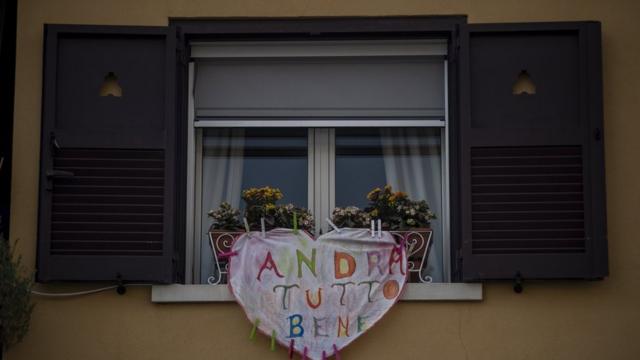 Итальянцы из карантина подбадривают друг друга лозунгом Andra tutto bene - "все будет хорошо"