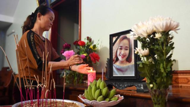 родственница у мемориала погибшей Буй Тхи Нхунг
