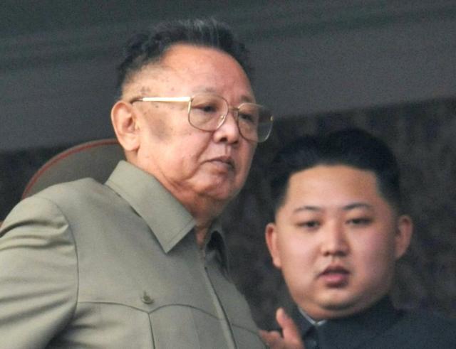 Покойный Ким Чен Ир (слева) и его наследник Ким Чен Ын