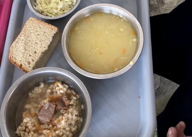 На обед пленным дали кукурузный суп и кашу с мясом