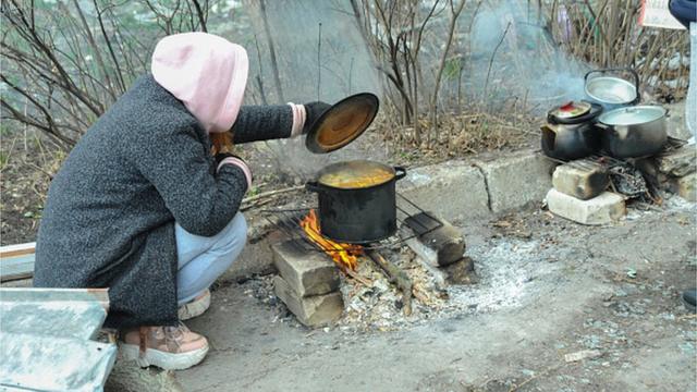 Через російський напад сотні тисяч українців втратили домівки, і готують не вдома на плиті, а на вуличному вогнищі