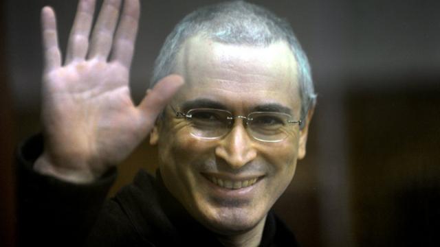 Ходорковский в клетке московского суда в ноябре 2010 года