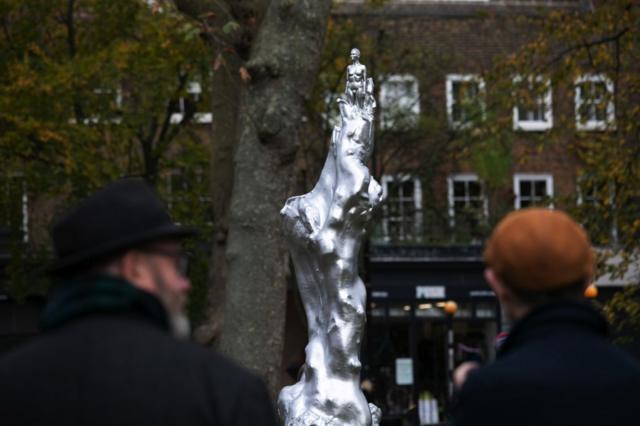 Церемония открытия статуи из-за карантинных мер состоялась онлайн, но поглядеть на скандальную скульптуру на следующий же день пришло много людей