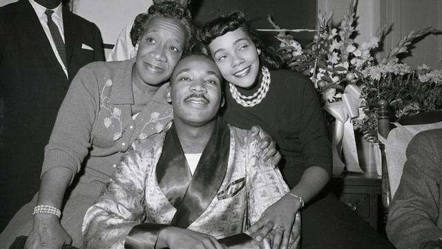 Черно-белая фотография Кинга с матерью и женой