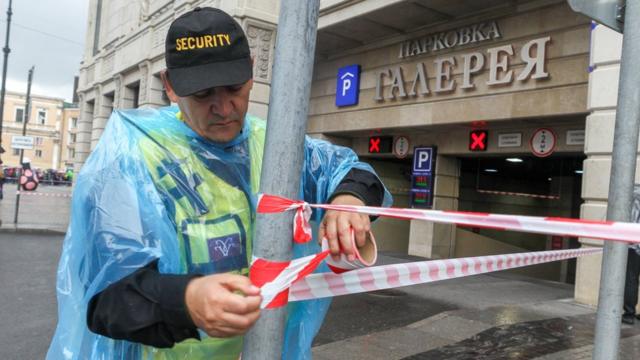 Эвакуация посетителей торгового центра "Галерея" в Петербурге 14 сентября