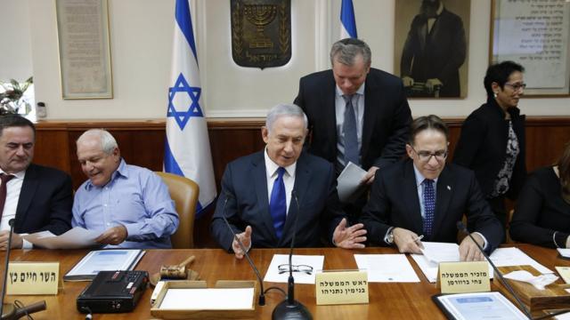 Премьер-министр Израиля (в центре) говорил об эскалации конфликта между Саудовской Аравией и Ираном на еженедельном заседании правительства
