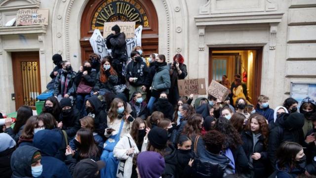 Старшеклассники во Франции также вышли на протесты в поддержку своих педагогов