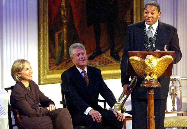 Президент Билл Клинтон и Первая леди Хиллари Клинтон слушают выступление Уинтона Марсалиса в Белом доме. 18 сентября 1998 г.