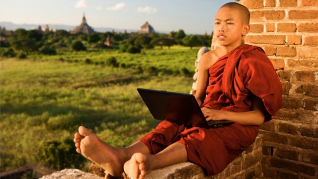 Буддистский монах с компьютером