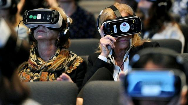 Шлемы виртуальной реальности на головах тех, кто пришел на вечер встречи с Линетт Уоллворт (2016 г.)