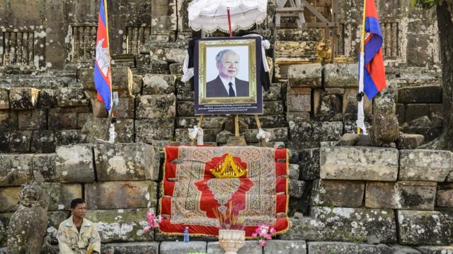 алтарь в портретом бывшего короля камбоджи