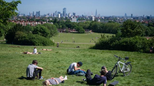 Отдыхающие в лондонском парке