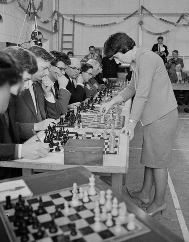 Нона Гаприндашвили играет сразу против 28 шахматистов мужчин в Великобритании, в 1965 году